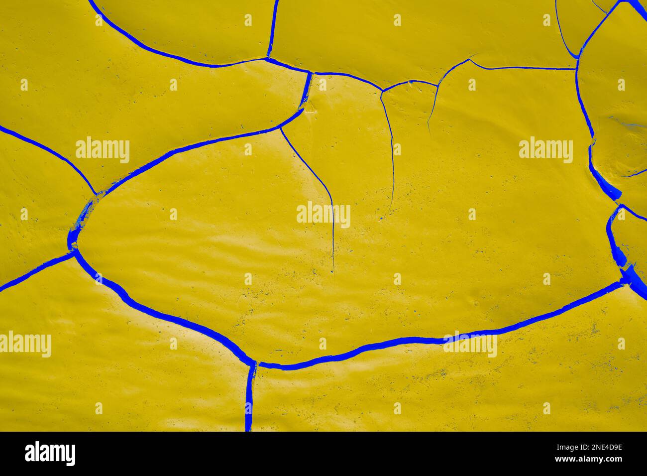 Dynamique audacieux résumé motifs colorés de boue séchée dans un lit de rivière sec en jaune, bleu. Concepts de l'espace de copie et commercial. Rivière Swakop, Namibie Banque D'Images