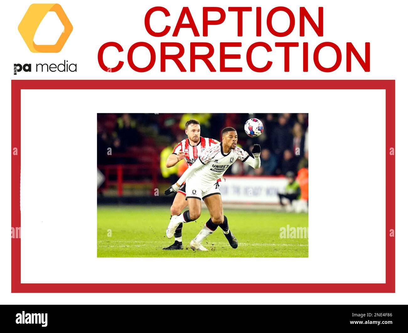 **ATTENTION MONTEURS D'IMAGES, CHEF SUBS ET BIBLIOTHÉCAIRES D'IMAGES - CORRECTION DE LÉGENDE - correction du joueur de Sheffield United à gauche de Oliver Norwood à Jack Robinson** la légende correcte devrait se lire : Chuba Akpom de Middlesbrough (à droite) et Jack Robinson de Sheffield United se battent pour le ballon lors du match du championnat Sky Bet à Bramal Lane, Sheffield. Date de la photo: Mercredi 15 février 2023. Banque D'Images