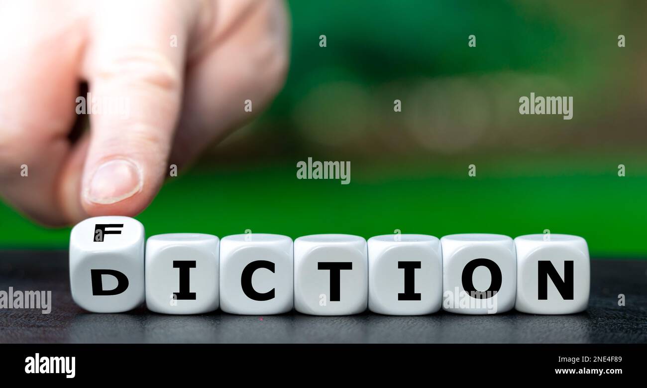 La main tourne les dés et change la prédiction de mot en fiction. Banque D'Images