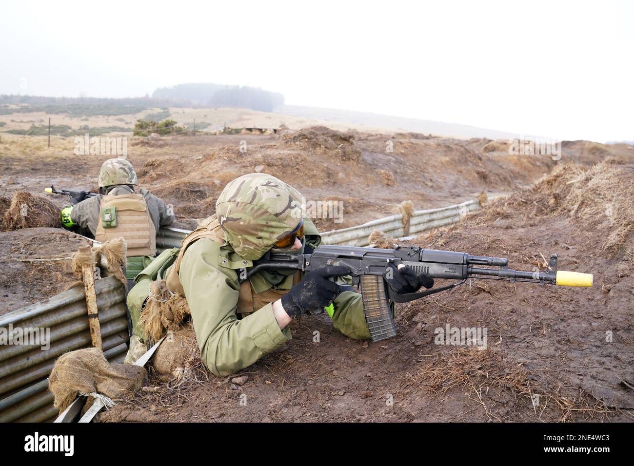 Les soldats ukrainiens participent à un exercice militaire dans un camp d'entraînement militaire du Yorkshire lors d'une visite des ministres de la défense des pays membres de la Force expéditionnaire interarmées (JEF) pour voir des soldats des forces armées ukrainiennes dans le programme d'entraînement de base mené par le Royaume-Uni, Avant l'anniversaire de l'invasion de l'Ukraine sur le 24 février. Date de la photo: Jeudi 16 février 2023. Banque D'Images