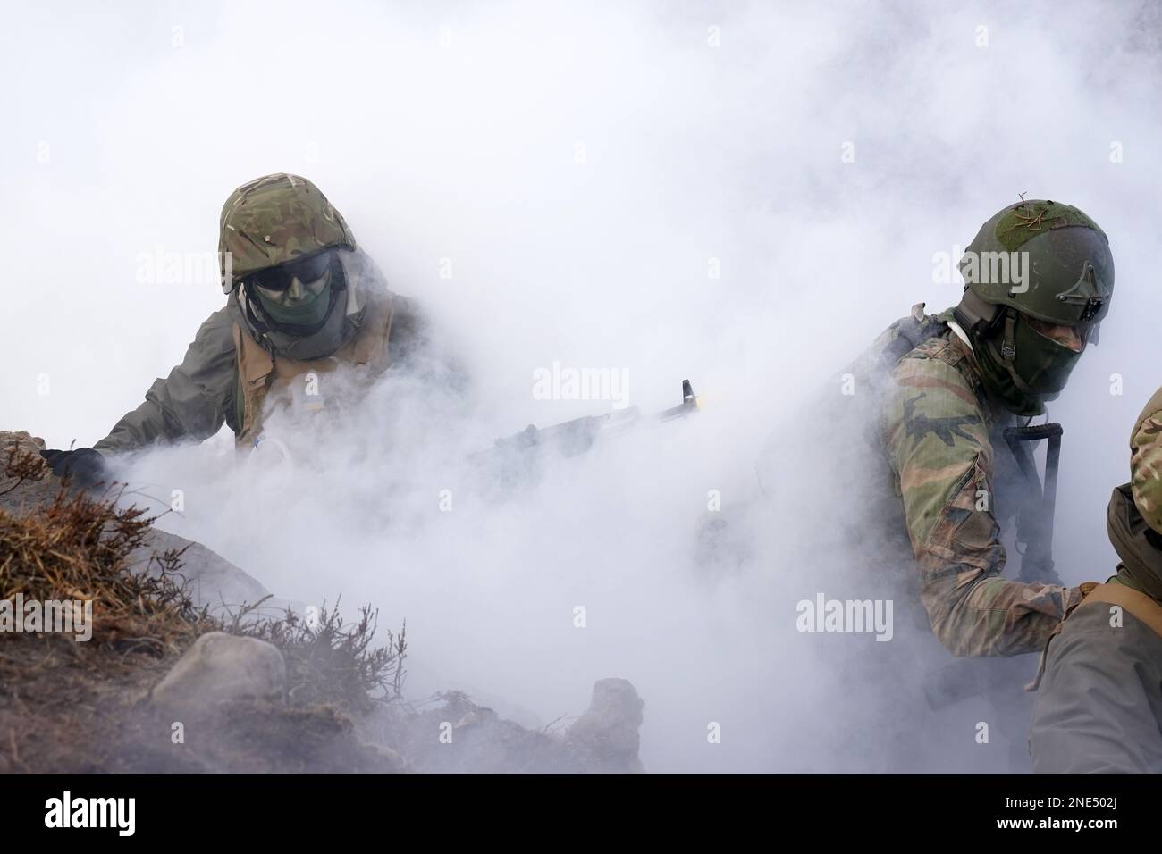 Les soldats ukrainiens participent à un exercice militaire dans un camp d'entraînement militaire du Yorkshire lors d'une visite des ministres de la défense des pays membres de la Force expéditionnaire interarmées (JEF) pour voir des soldats des forces armées ukrainiennes dans le programme d'entraînement de base mené par le Royaume-Uni, Avant l'anniversaire de l'invasion de l'Ukraine sur le 24 février. Date de la photo: Jeudi 16 février 2023. Banque D'Images