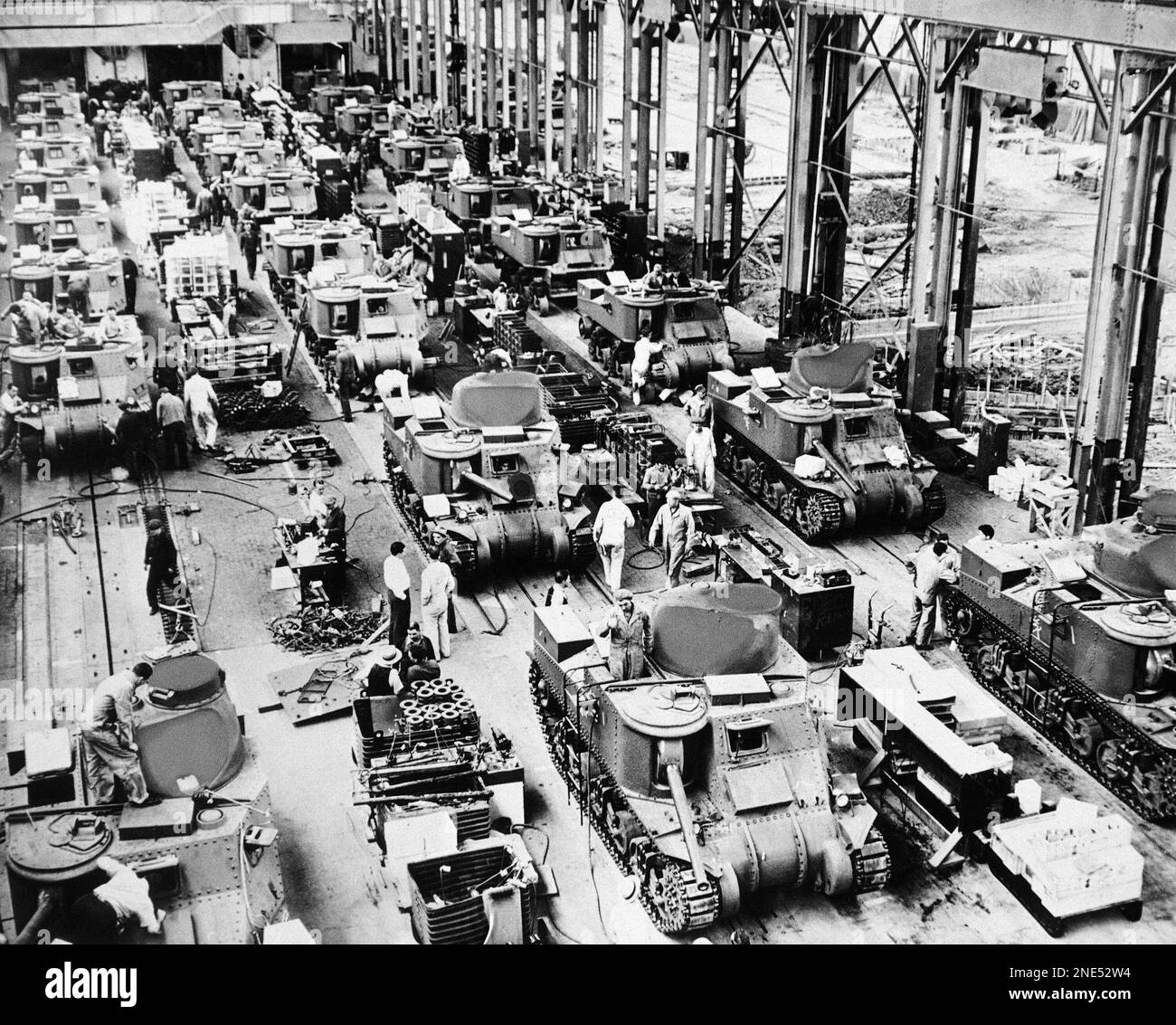 28 ton tanks, called General Grants by our forces in the Middle East who are using numbers of them in the battle for Egypt, are now being turned out in mass production by the Chrysler Corporation’s tank arsenal in Detroit on July 4, 1942. They are armed with 75mm and 37mm cannon and several machine guns. Finishing touches are put to lines of tank while on left preparations are made for yet another extension of the already colossal factory. (AP Photo) Banque D'Images