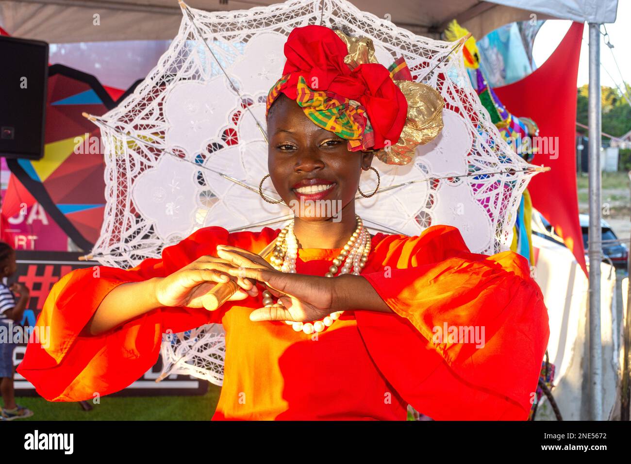 Femme en tenue nationale au terminal de croisière, St John's, Antigua, Antigua-et-Barbuda, Petites Antilles, Caraïbes, Petites Antilles, Caraïbes Banque D'Images