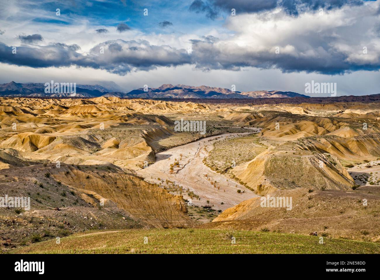 Fish Creek Wash, Carrizo Badlands, Vallecito Mountains in dist, vue de la région des grottes de vent dans les montagnes de Split Anza Borrego Desert State Park California Banque D'Images