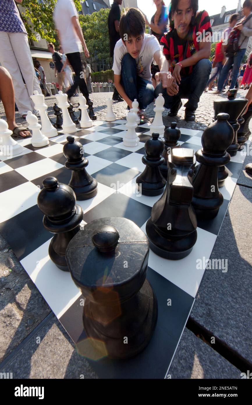 France, Paris, street chess joué au Centre Pompidou Beaubourg. Banque D'Images