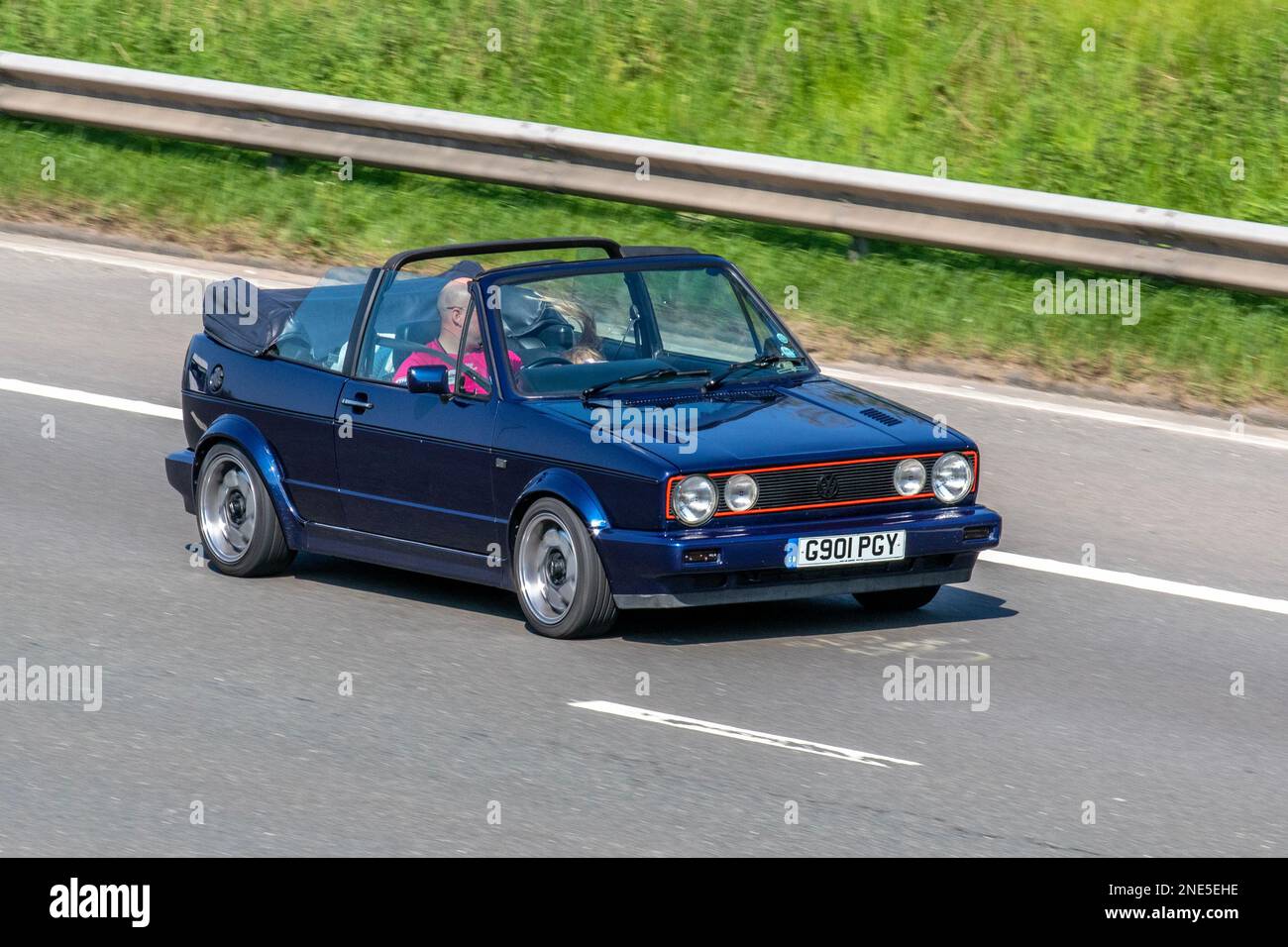 Années 1989 90 90, Blue VW VOLKSWAGEN GOLF GTI 16V 1781cc essence 5 vitesses cabriolet manuel ; voyager sur l'autoroute M61, Royaume-Uni Banque D'Images