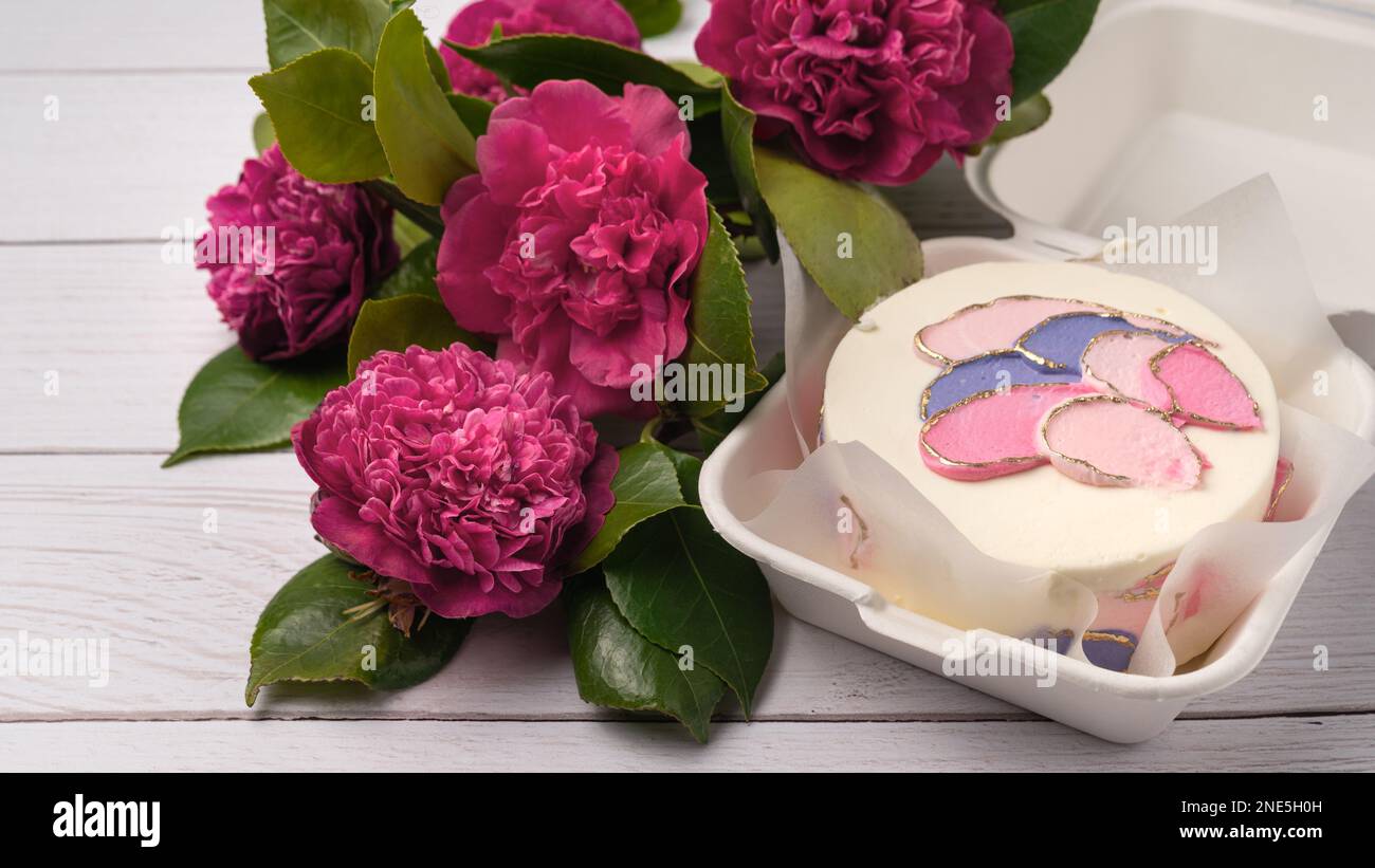 Petit gâteau à bento dans une boîte avec fleurs Banque D'Images