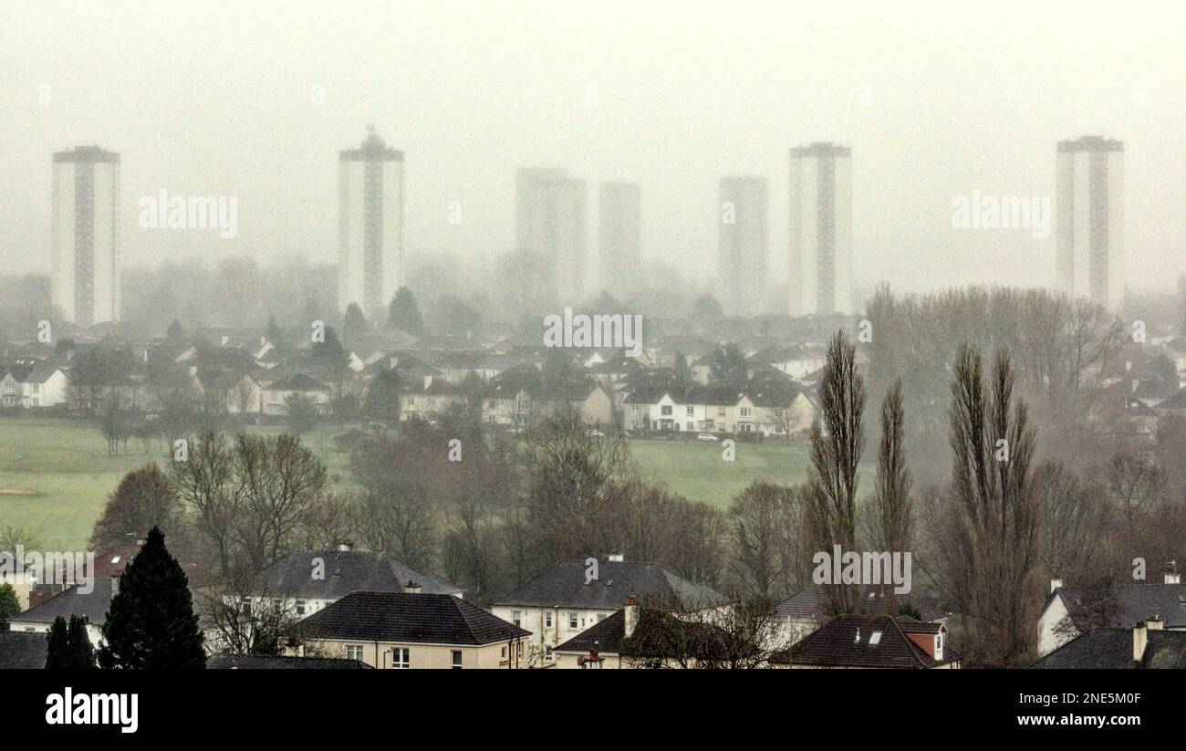 Glasgow, Écosse, Royaume-Uni 16th février 2023. Météo au Royaume-Uni : le jour de la brume a vu la visibilité à quelques centaines de mètres alors que la ville a disparu derrière les tours de scotstoun. Crédit Gerard Ferry/Alay Live News Banque D'Images
