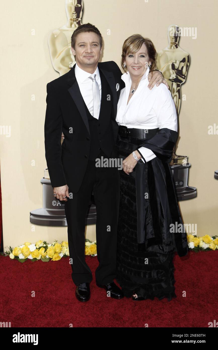Jeremy Renner arrives with his mother, Valerie Cearley at the 82nd Academy Awards Sunday, March 7, 2010, in the Hollywood section of Los Angeles. (AP Photo/Matt Sayles) Banque D'Images