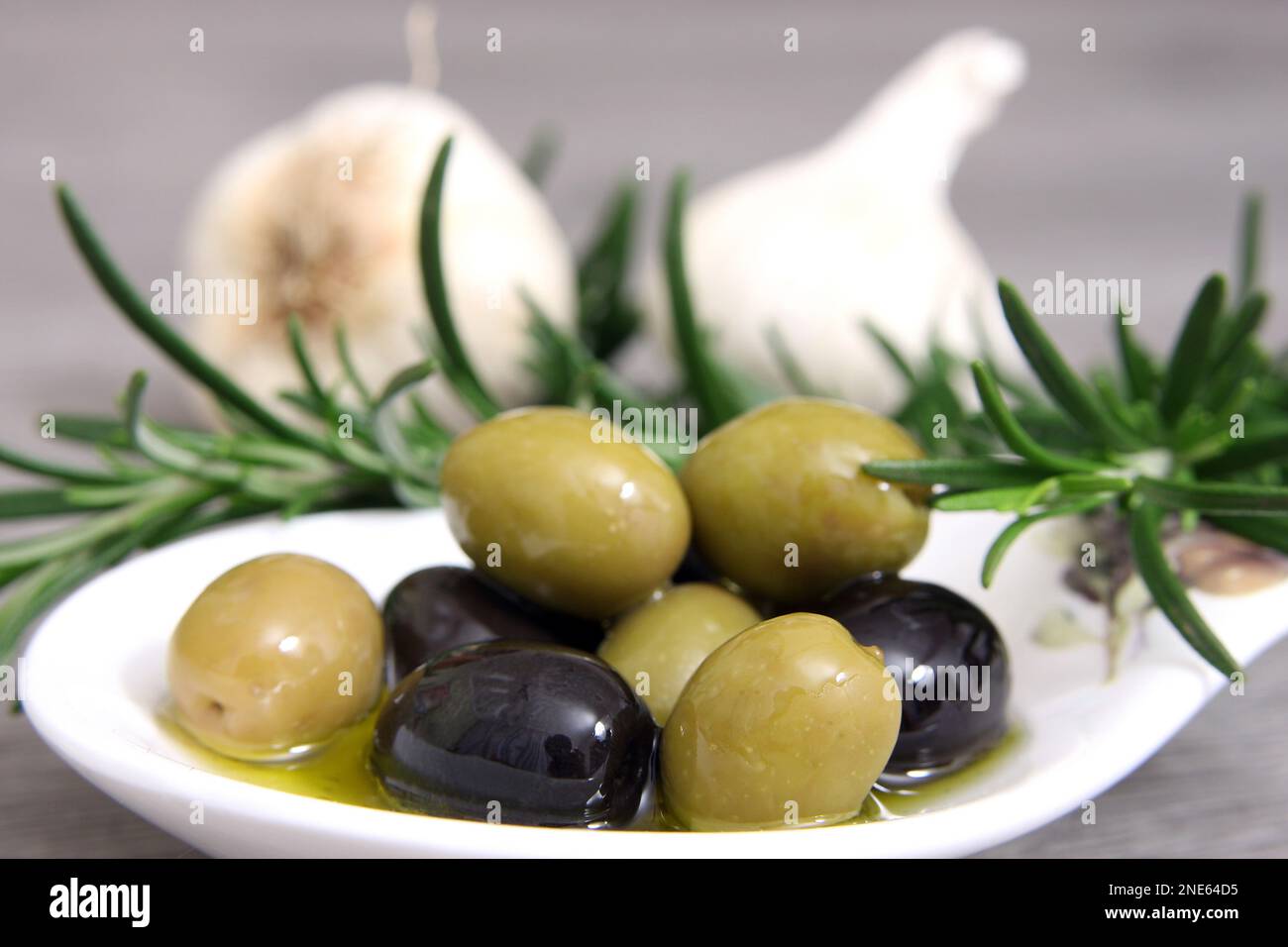 brindilles, ail et olives rosmary sur une assiette Banque D'Images
