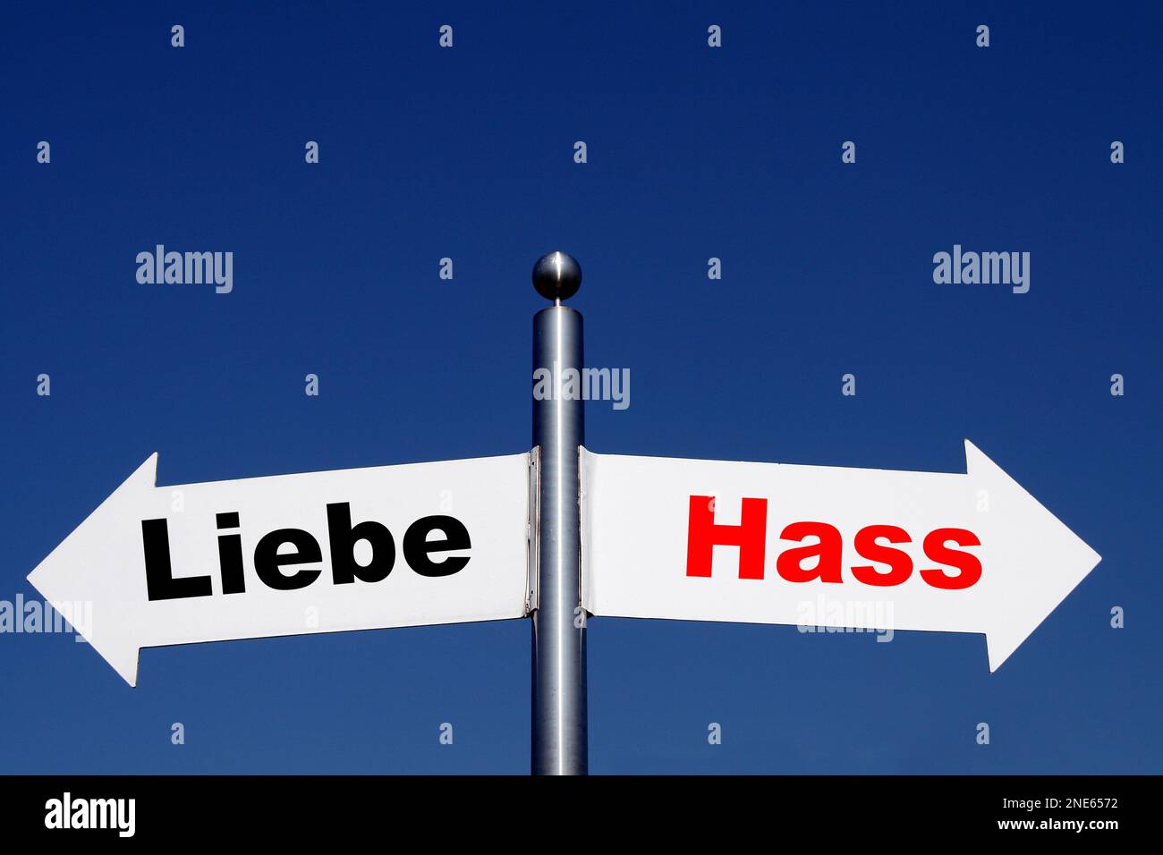 signposts pointant dans différentes directions, options amour - haine Banque D'Images