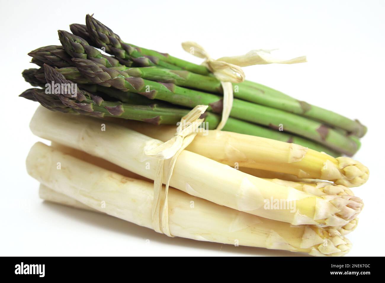 Asperges de jardin, Gres d'asperges, asperges sauvages (asperges officinalis), asperges fraîches blanches et vertes, découpe Banque D'Images