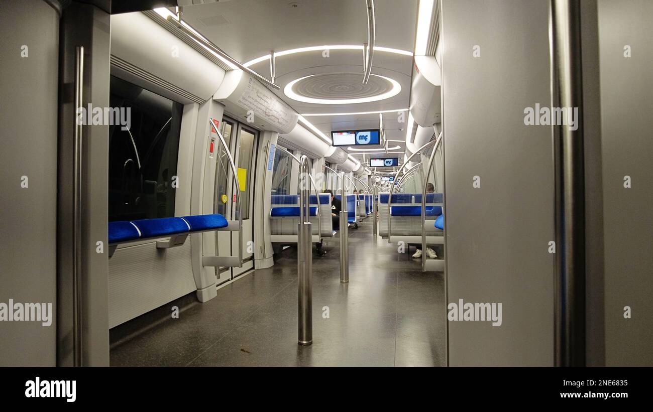 Munich, Allemagne - intérieur d'un train moderne long articulé de la fonction publique souterraine de Munich Banque D'Images
