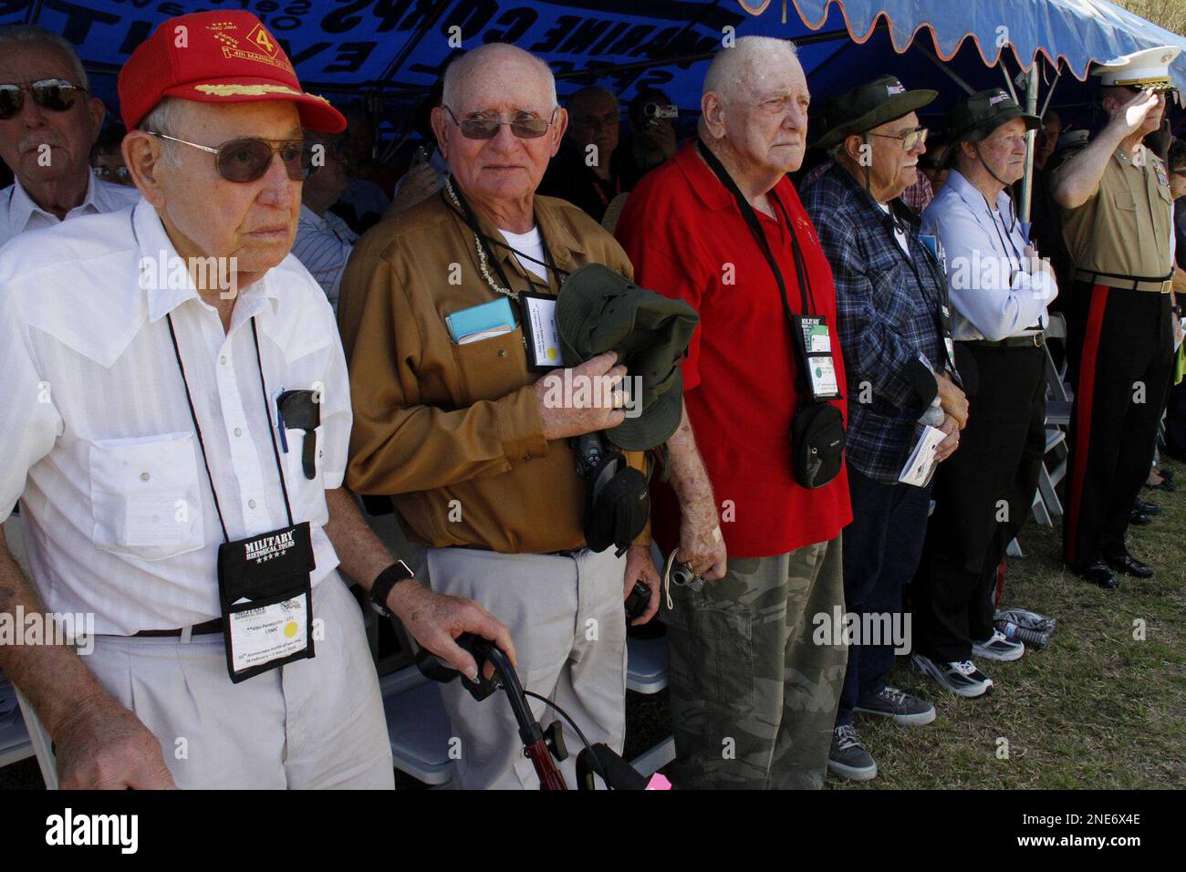 Maj. Gen. John Toolan Jr., right, salutes as U.S. veterans Leighton Willhite, 85, of Rockville, Ind., second right, Hubert Bachtel Jr., 84, of Los Angels, Calf., third right, attend a ceremony commemorating the 65th anniversary of the Battle of Iwo Jima on Iwo Jima, Japan, Wednesday, March 3, 2010. Dozens of U.S. veterans, now in their 80s and 90s, returned to the remote volcanic island to mark the 65th anniversary of one of World War II's fiercest battles. (AP Photos/Koji Ueda) Banque D'Images