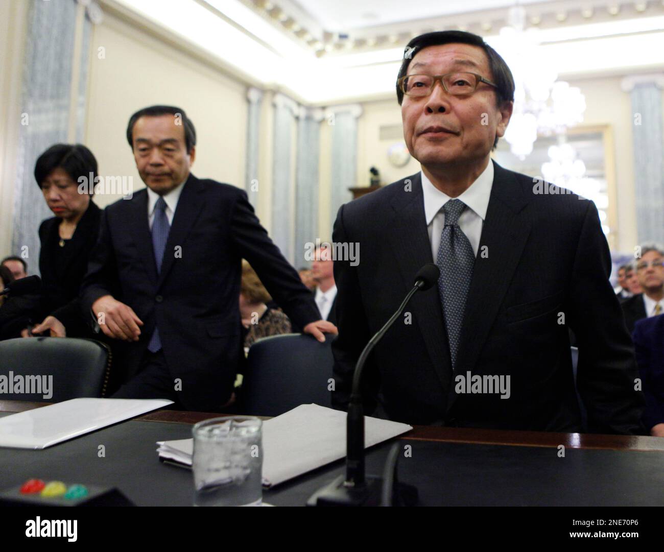 Toyota Motor North America, Inc. President and Chief Executive Officer Yoshimi Inaba, right, and Toyota Motor Corporation Executive Vice President Takeshi Uchiyamada, arrive on Capitol Hill in Washington, Tuesday, March 2, 2010, to testify before the Senate Commerce Committee hearing on Toyota. (AP Photo/Manuel Balce Ceneta) Banque D'Images