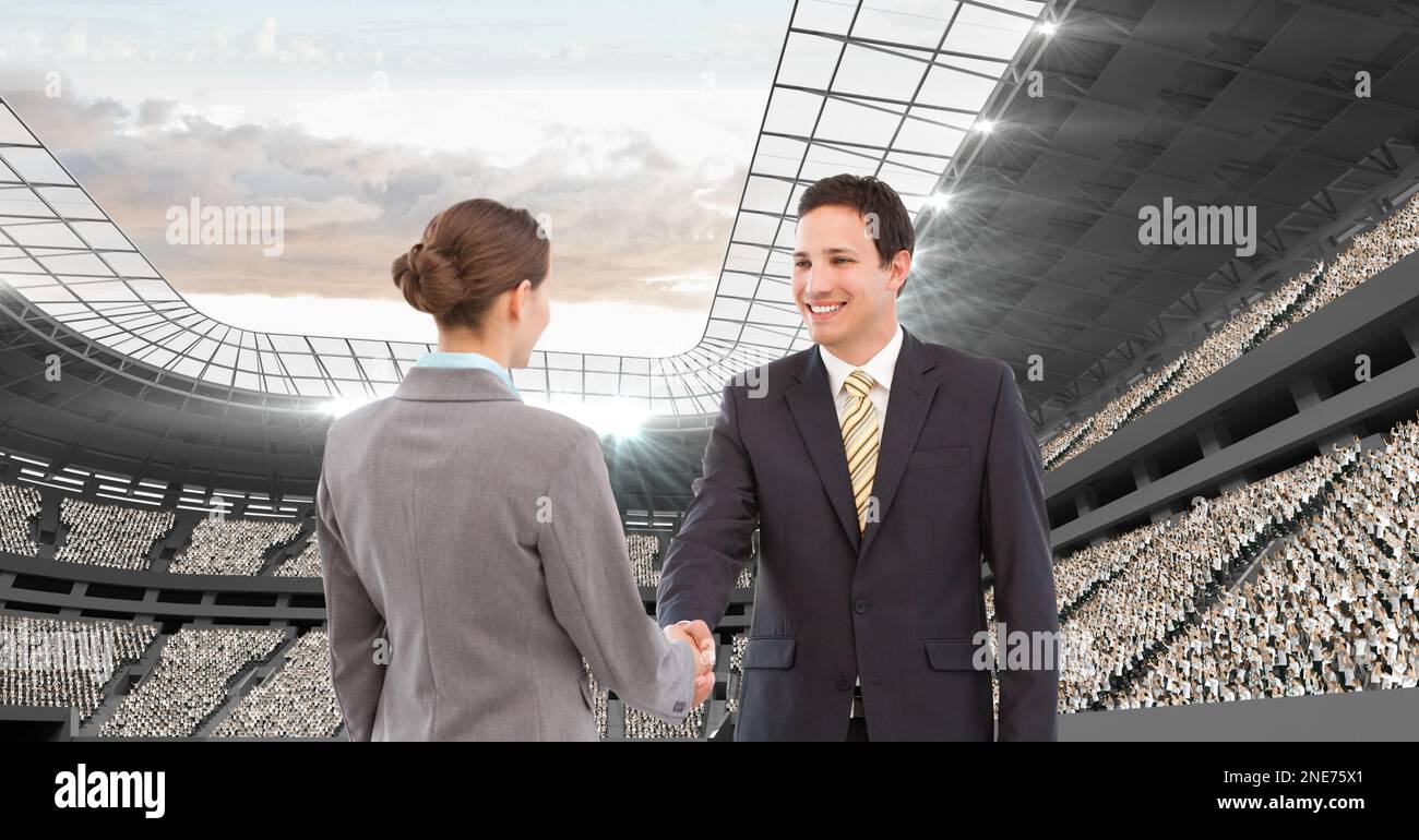 Composition de l'homme d'affaires et de la femme d'affaires qui se mêle au-dessus d'un stade sportif Banque D'Images