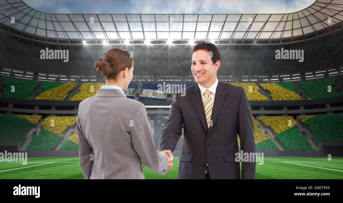 Composition de l'homme d'affaires et de la femme d'affaires qui se mêle au-dessus d'un stade sportif Banque D'Images