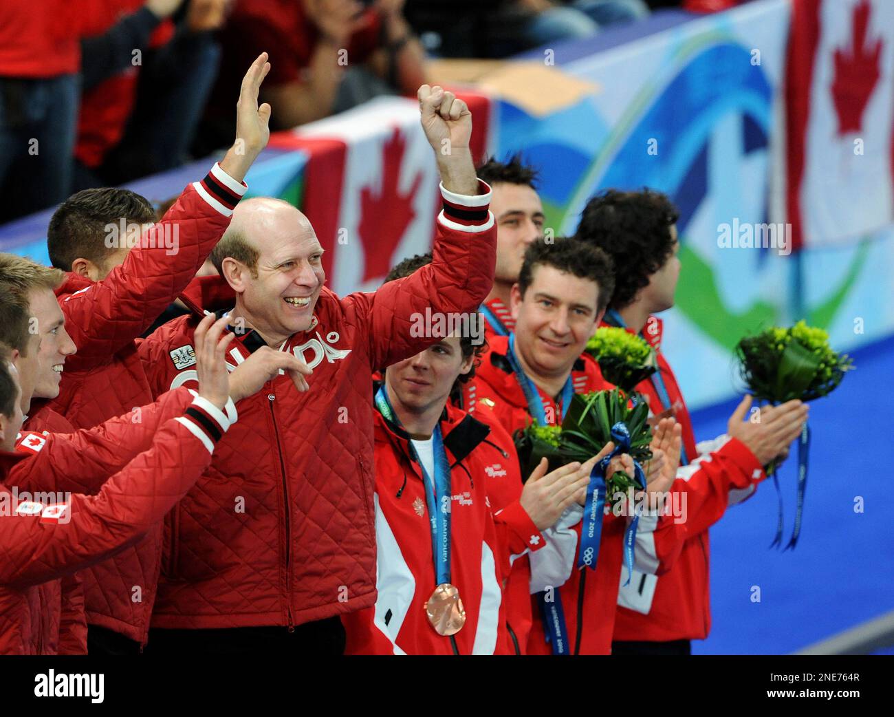 Canada skip Kevin Martin, centre, waves from the podium after winning the gold medal over Norway during Olympic men's curling finals action at the Olympic Centre on Saturday, Feb. 27, 2010 during the Olympic Winter Games in Vancouver. (AP Photo/Rick Eglinton, CP) Banque D'Images