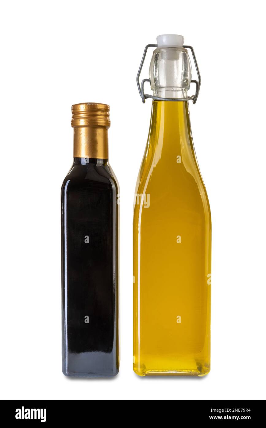 Huile d'olive extra vierge dans un flacon en verre avec bouchon hermétique avec fermeture à pression à côté d'un flacon de vinaigre isolé sur un chemin de coupure blanc Banque D'Images