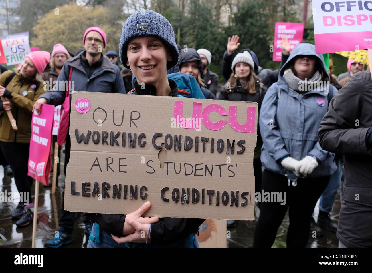 Bristol, Royaume-Uni. 16th févr. 2023. Les conférenciers de l’Université de Bristol, qui ont été en grève, tiennent un rassemblement devant les salles Victoria, le thème du rassemblement est « Pourquoi nous frappons ». Les professeurs et le personnel de l'Université de Bristol continuent de prendre des mesures de grève dans leur lutte pour les retraites, un salaire juste et égal, des charges de travail raisonnables et la fin des contrats précaires. Crédit : JMF News/Alay Live News Banque D'Images