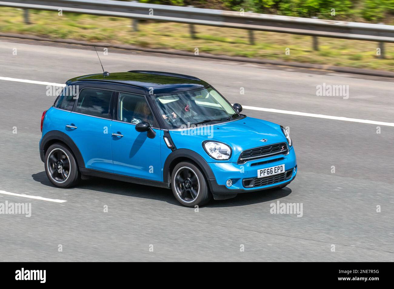 2016 Bleu avec capuchon de toit noir, MINI-COUNTRYMAN COOPER S, 1598cc essence manuelle à 6 vitesses Banque D'Images