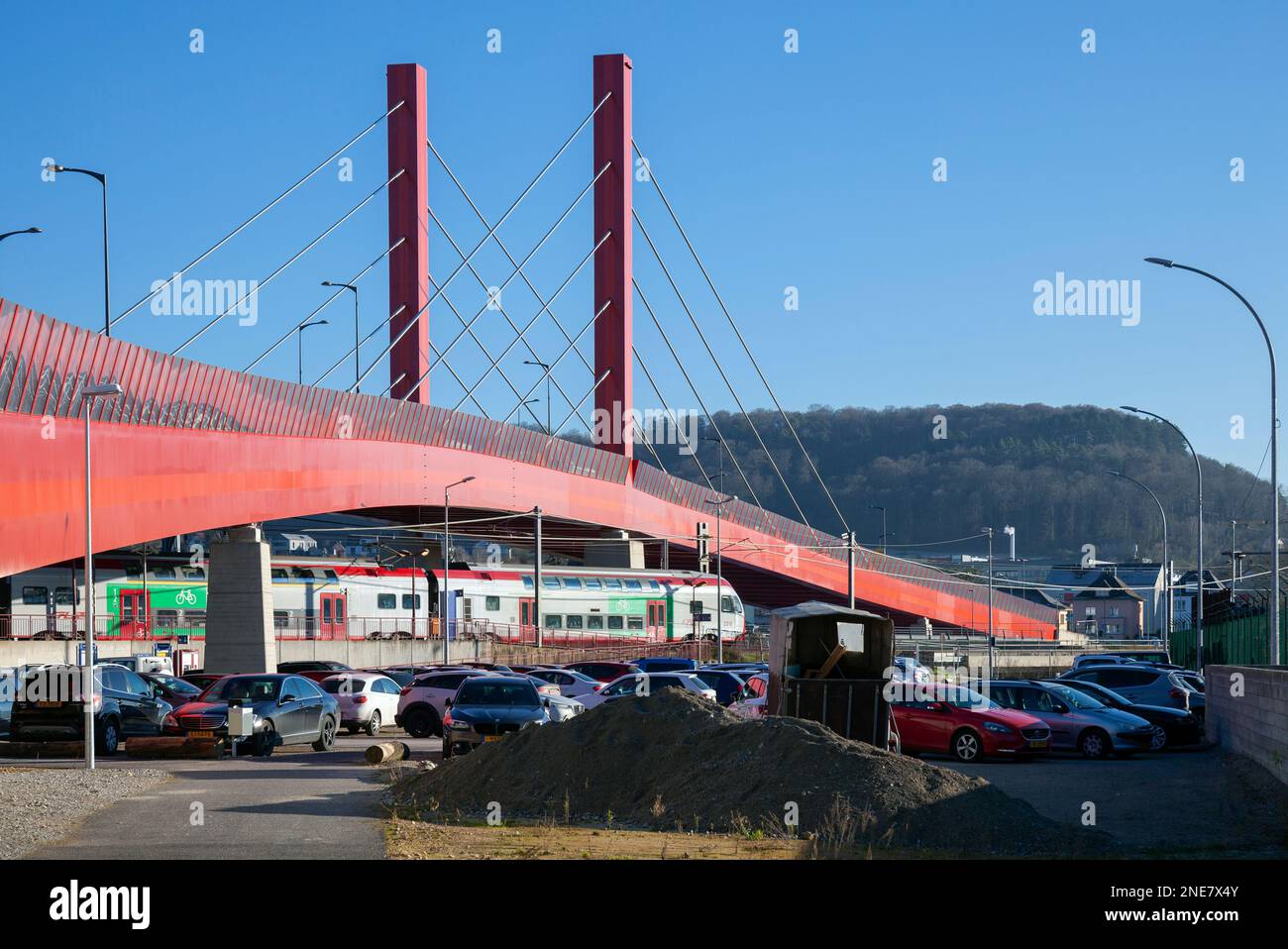 Europe, Luxembourg, Mersch, Pont routier qui traverse la rue de Luxembourg en traversant la ligne ferroviaire et la rivière Alzette Banque D'Images