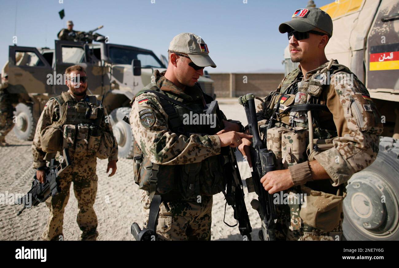 FILE - In this Sept. 8, 2009 file picture German ISAF soldiers get ready for a mission outside Kunduz, Afghanistan. Germany's plan to send up to 850 extra troops to Afghanistan cleared its final hurdle Friday Feb. 26, 2010 when lawmakers gave it strong backing. Lawmakers voted 429-111, with 46 abstentions, to increase the maximum number of German troops allowed to serve in Afghanistan to 5,350 from 4,500. Lawmakers with the Left Party, which advocates an immediate withdrawal, held up placards with names of the Kunduz attack's victims. That prompted speaker Norbert Lammert to order them out of Banque D'Images