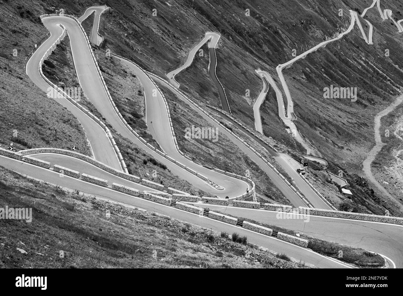 Serpentines de la route de montagne alpine au col du Stelvio, Italien: Passo dello Stelvio, Tyrol du Sud, Alpes italiennes, Italie. Image en noir et blanc. Banque D'Images