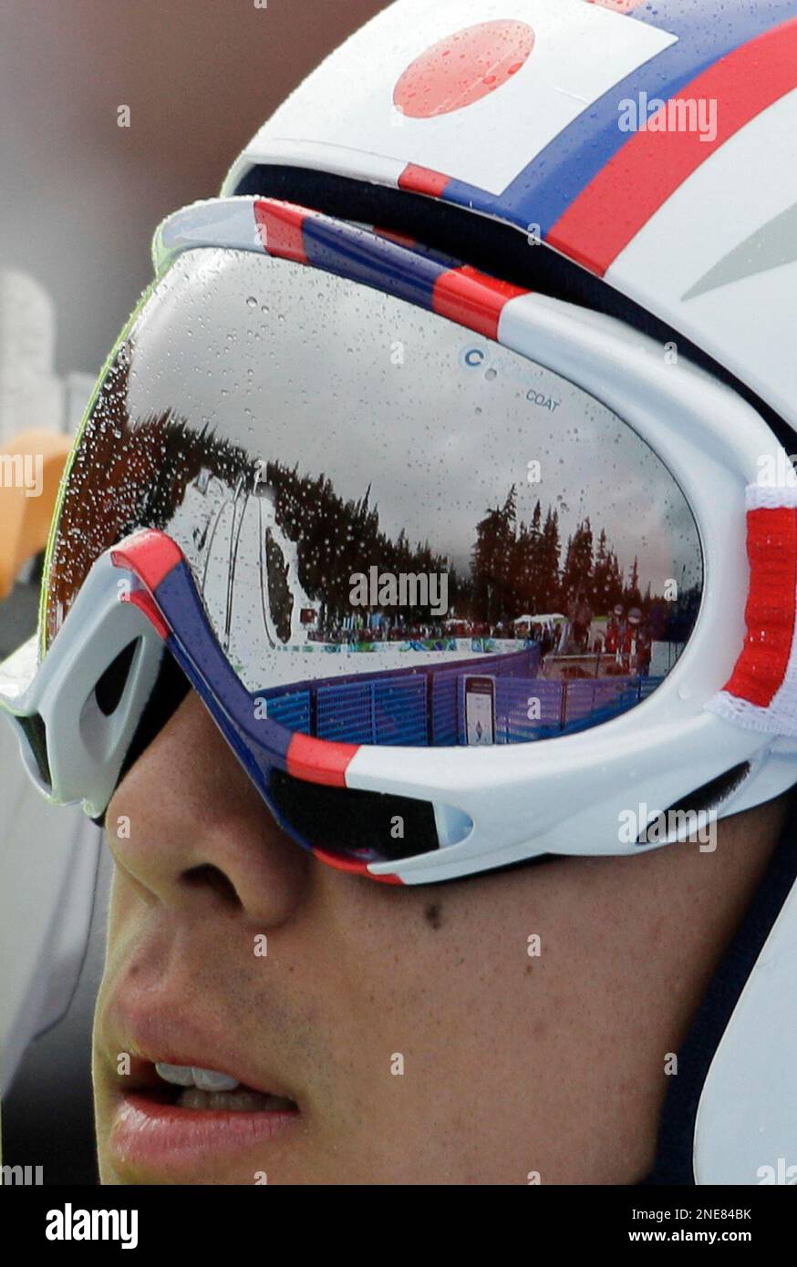 Raindrops are seen on the goggles of Japan's Akito Watabe during the Men's Nordic Combined Individual event from the large hill at the Vancouver 2010 Olympics in Whistler, British Columbia, Canada, Thursday, Feb. 25, 2010. (AP Photo/Elaine Thompson) Banque D'Images