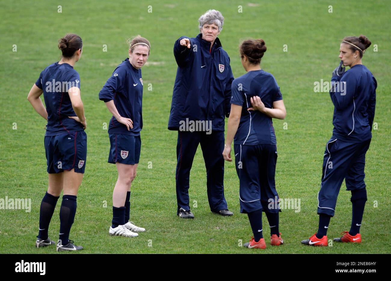 The United States Women's Soccer team coach Pia Sundhage, center, from Sweden, gestures to players Yael Averbuch, Heather O'Reilly, Casey Nogueira and Carli Lloyd, from left to right, during a training session Thursday, Feb. 25 2010, in Ferreiras, southern Portugal. The US defeated Iceland 2-0 in their Algarve Cup first round soccer match Wednesday and will play Norway Friday. (AP Photo/Armando Franca) Banque D'Images