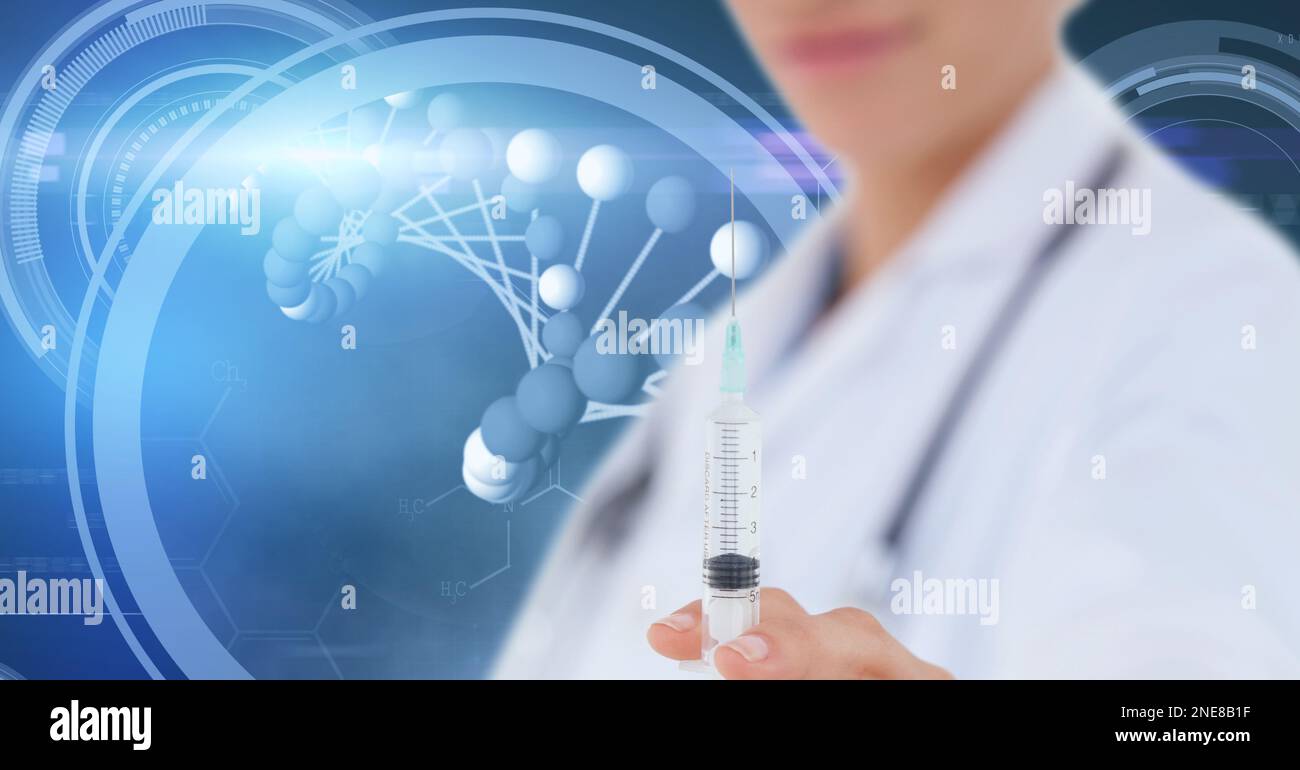 Composition de la seringue de médecin femelle avec brin d'adn et traitement de données médicales Banque D'Images