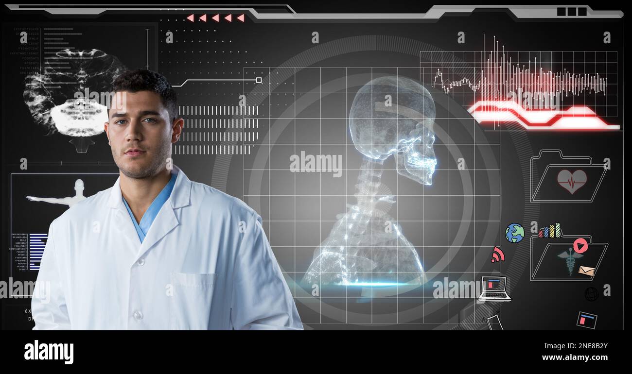Composition sur un médecin de sexe masculin au-dessus de l'écran avec squelette humain numérique et traitement de données médicales Banque D'Images