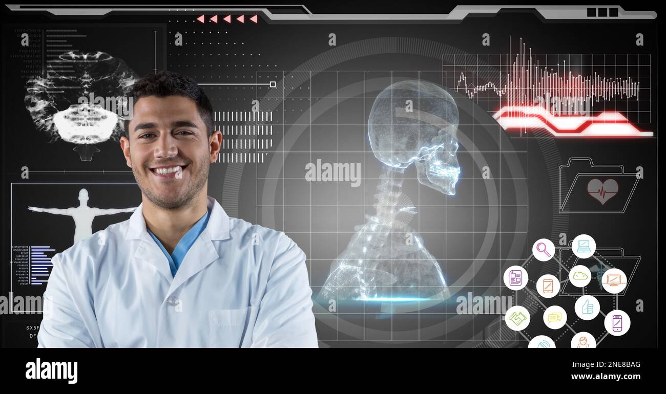 Composition sur un médecin de sexe masculin au-dessus de l'écran avec squelette humain numérique et traitement de données médicales Banque D'Images