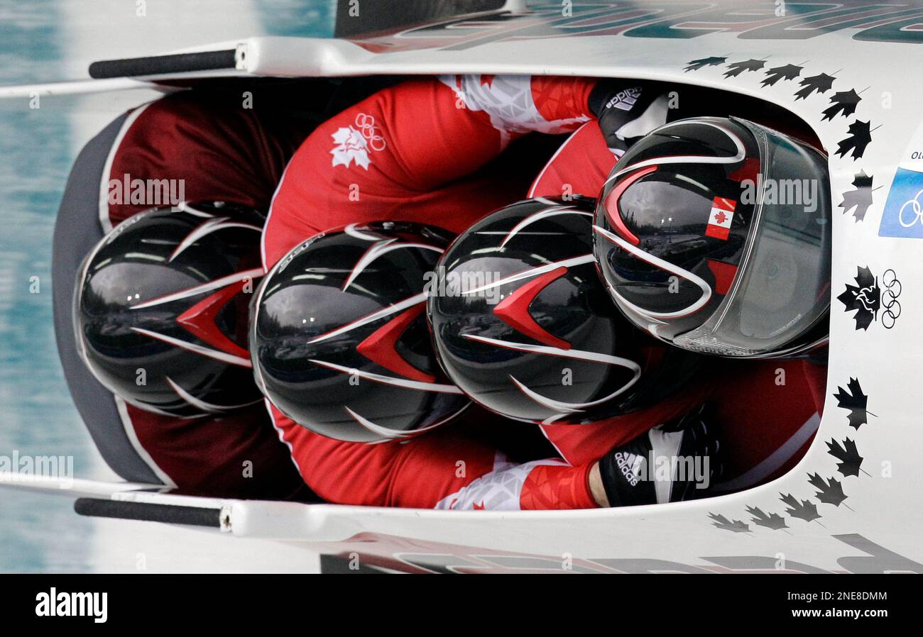 Canada's CAN-2, piloted by Pierre Lueders, practices during a training run for the men's four-man bobsled at the Vancouver 2010 Olympics in Whistler, British Columbia, Wednesday, Feb. 24, 2010. (AP Photo/Michael Sohn) Banque D'Images