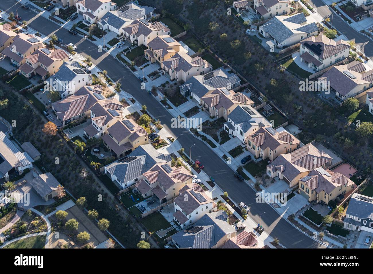 Vue aérienne de l'étalement suburbain contemporain dans la communauté de Santa Clarita du comté de Los Angeles, Californie. Banque D'Images