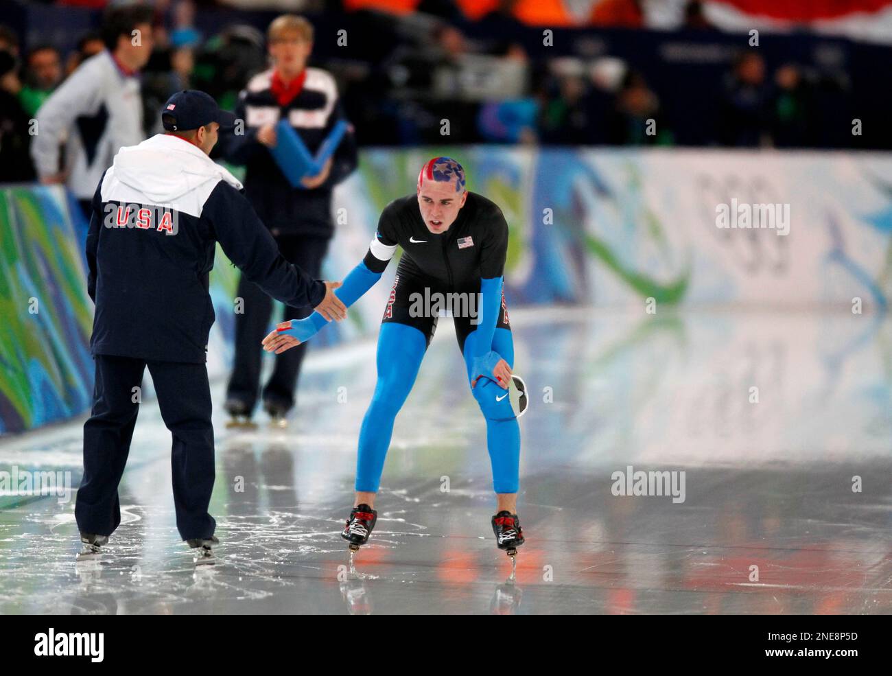 USA's Ryan Bedford skates during the men's 10,000 meter speed skating race at the Richmond Olympic Oval at the Vancouver 2010 Olympics in Vancouver, British Columbia, Tuesday, Feb. 23, 2010. (AP Photo/Chris Carlson) Banque D'Images