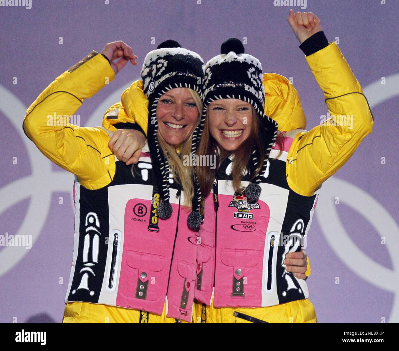 Gold medalists Evi Sachenbacher-Stehle, right, and Claudia Nystad, celebrate during the medal ceremony for the Women's Cross Country team sprint freestyle final in Whistler, British Columbia, Monday, Feb. 22, 2010. (AP Photo/Ricardo Mazalan) Banque D'Images