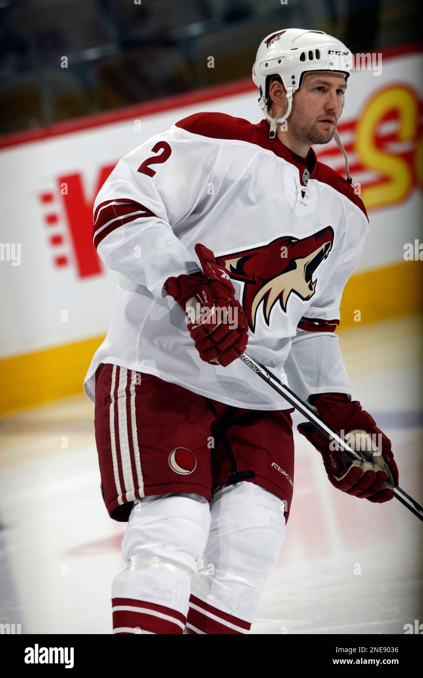 Phoenix Coyotes defenseman James Vandermeer warms up before facing the Colorado Avalanche in the first period of an NHL hockey game in Denver on Friday, Feb. 12, 2010. (AP Photo/David Zalubowski) Banque D'Images