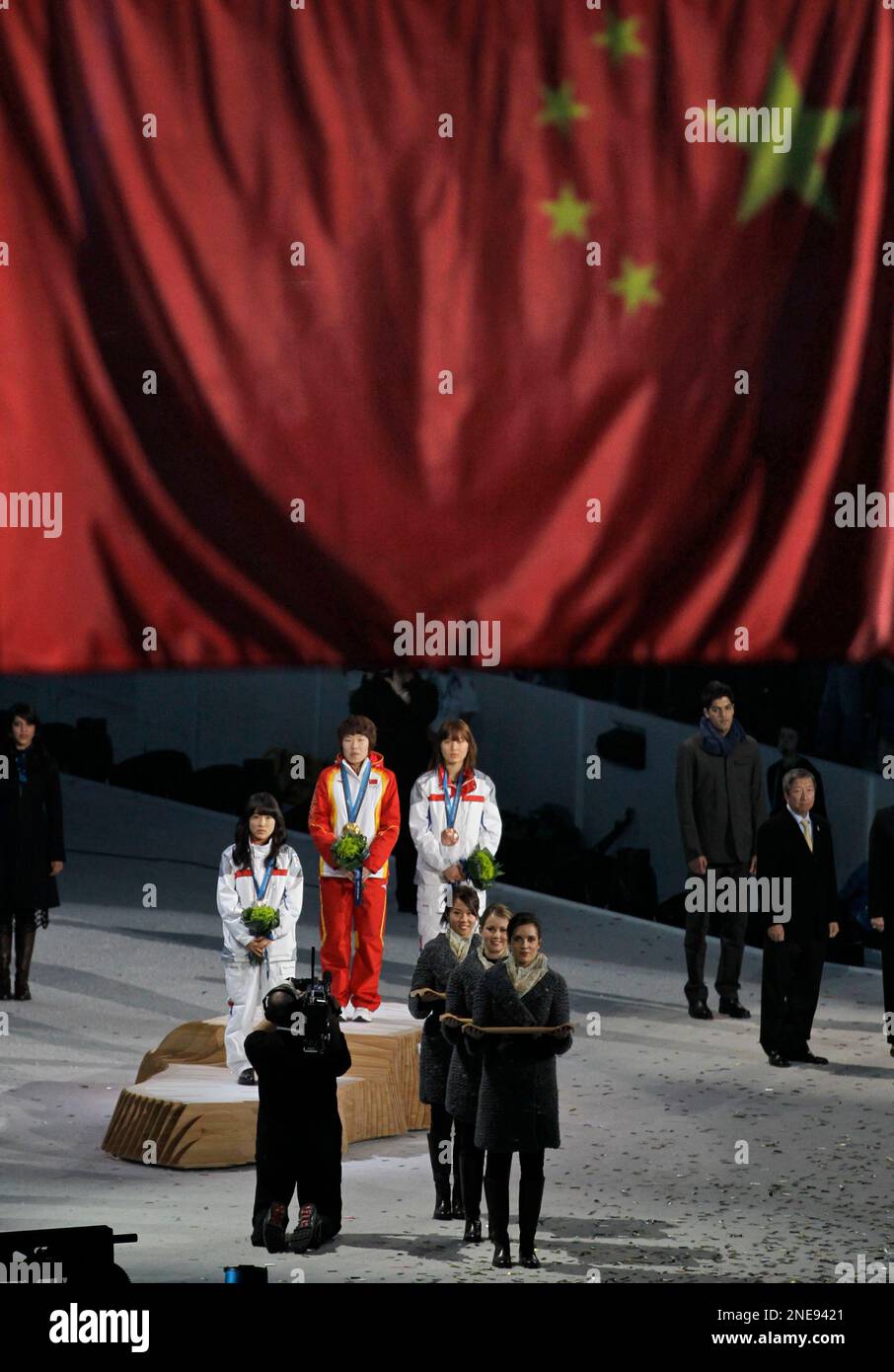 From left, Korea's silver medal winner Lee Eun-Byul, China's gold medal winner Zhou Yang and Korea's bronze medal winner Park Seung-Hi celebrate during the medal ceremony for the women's short track speed skating 1500m race at the Vancouver 2010 Olympics in Vancouver, British Columbia, Sunday, Feb. 21, 2010. (AP Photo/Odd Andersen) Banque D'Images