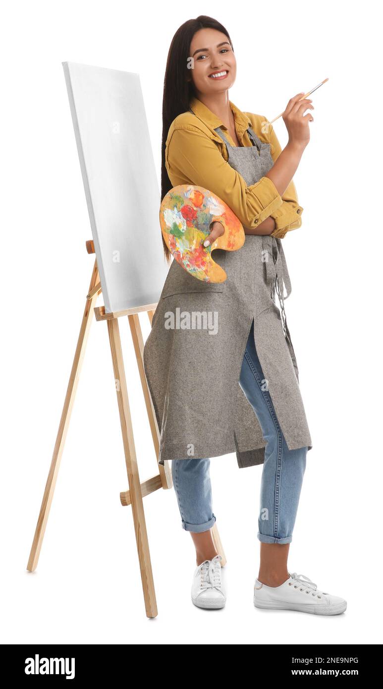 Jeune femme avec outils de dessin près de chevalet sur fond blanc Banque D'Images