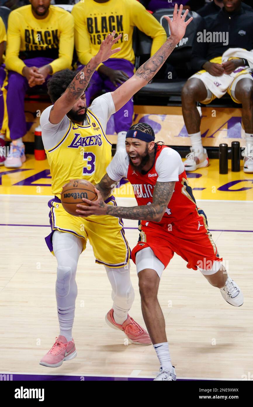 New Orleans Pelicans avance Brandon Ingram (R) contre Los Angeles Lakers  avance Anthony Davis (L) lors d'un match de basket-ball NBA à Los Angeles  Photo Stock - Alamy
