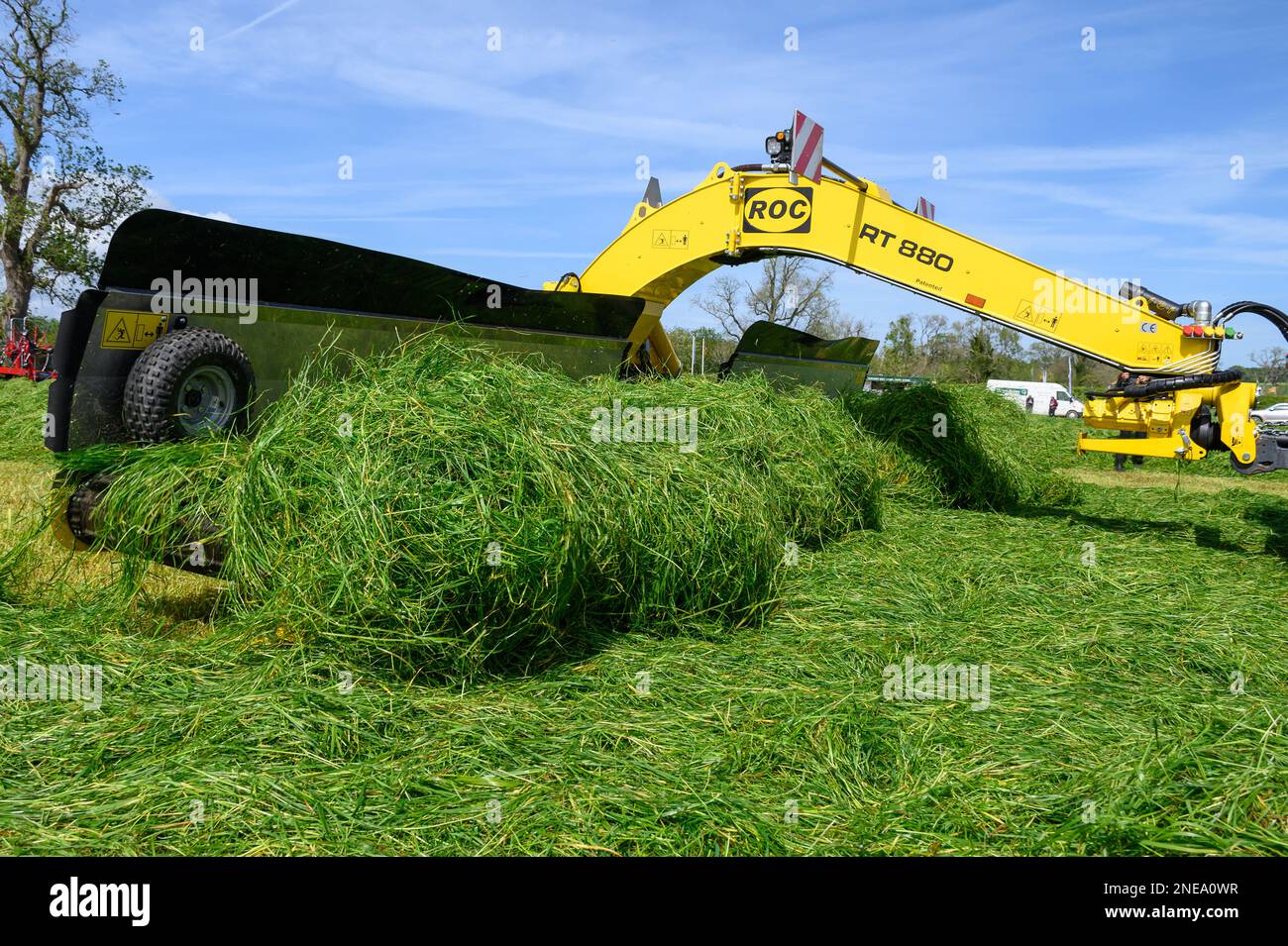 Ramer l'herbe avec un doubleur d'andain ROC RT880, qui place l'herbe ...