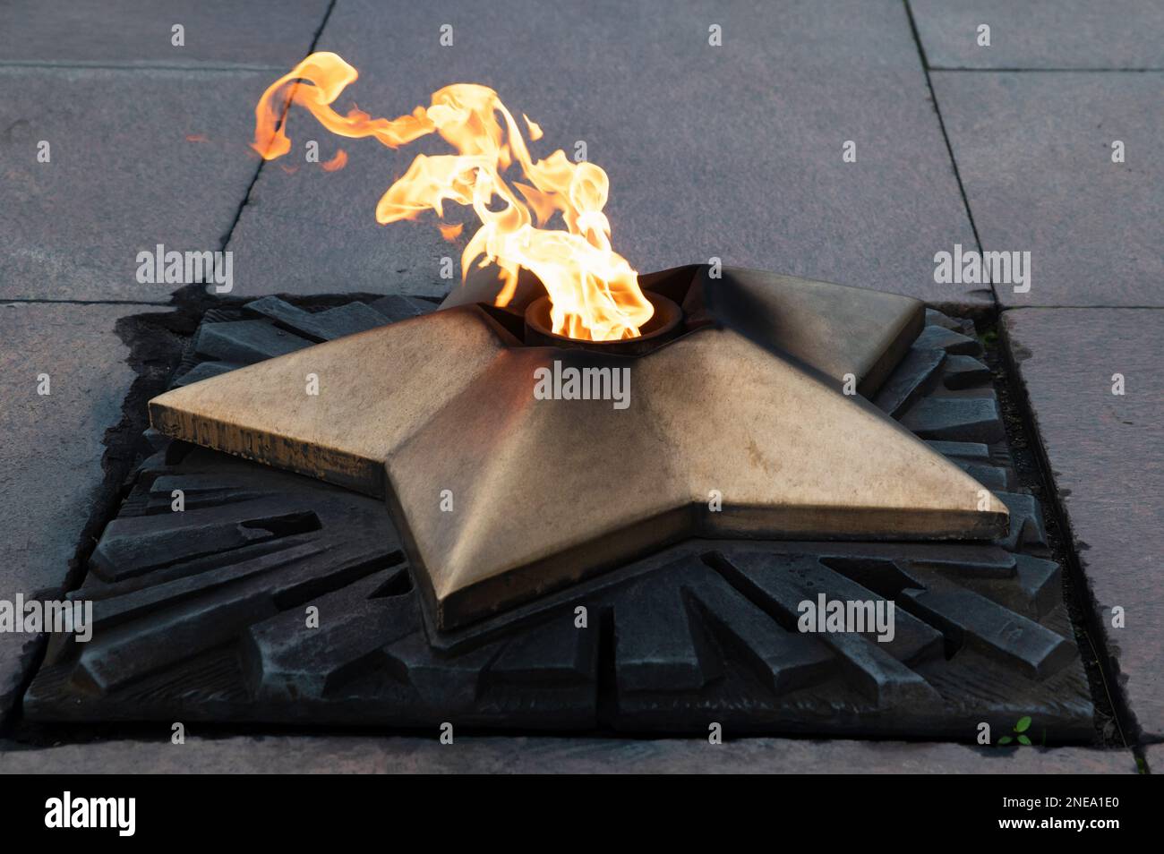 Vue sur la flamme éternelle. L'étoile d'or à partir de laquelle la flamme brûle.Seconde Guerre mondiale Banque D'Images