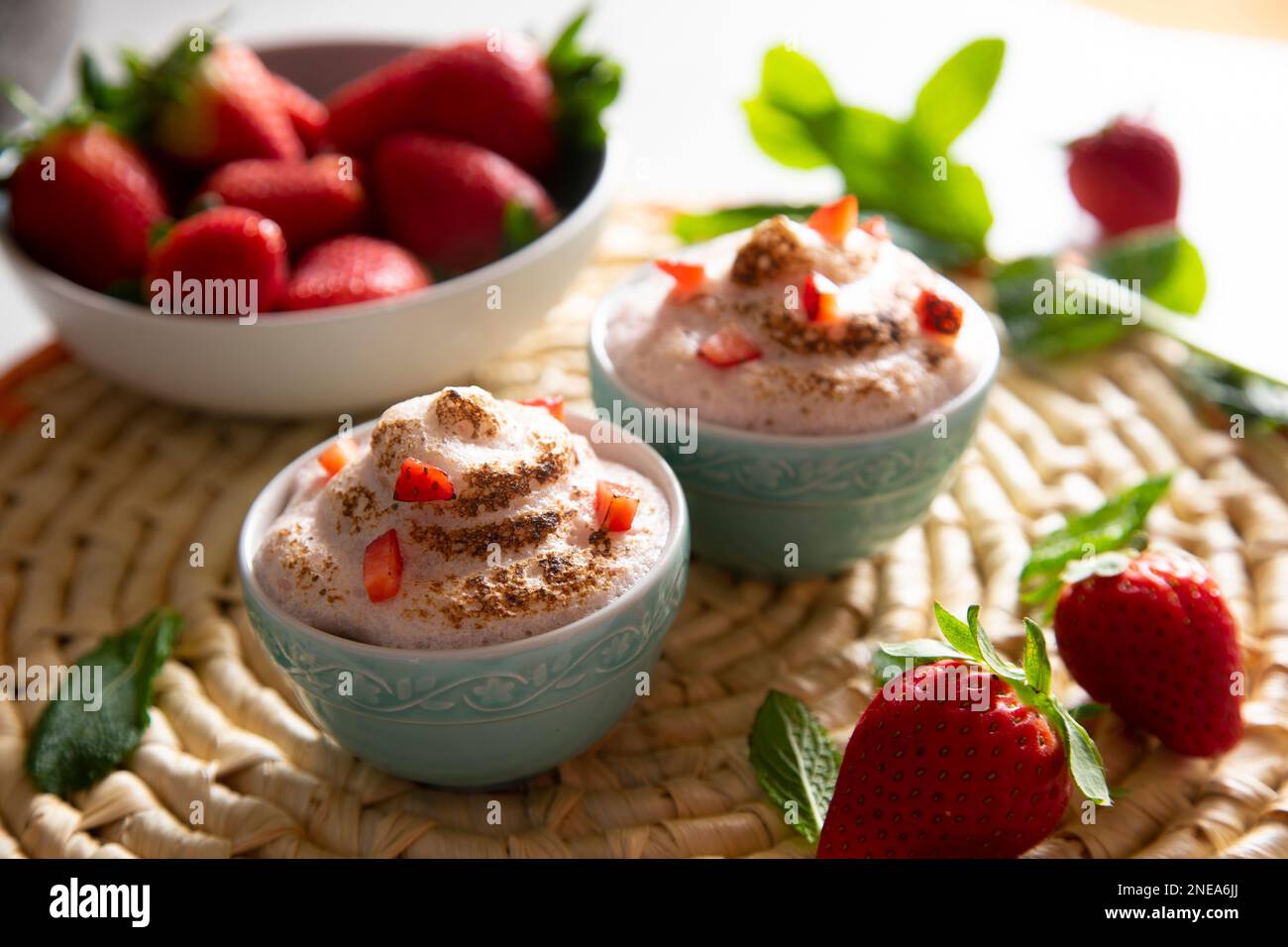 Une mousse est un dessert d'origine française, dont la base est blanc d'oeuf jusqu'à ce qu'il soit dur, ou crème de lait fouettée, qui lui donnent une consistance spongieuse. Banque D'Images