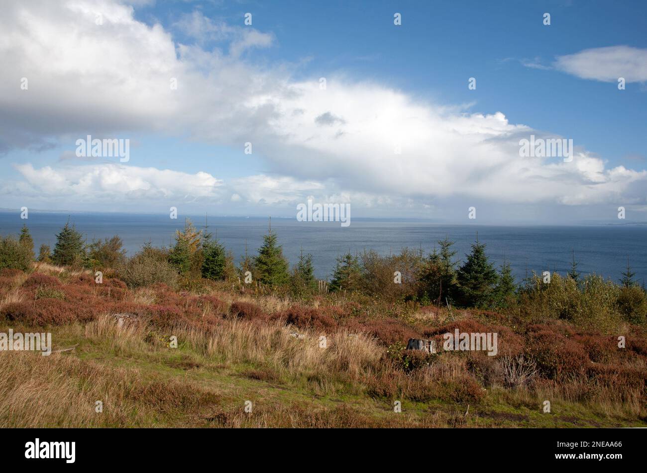 Vue sur le Firth of Clyde depuis la proximité des baies de Giants au-dessus de Whiting Bay sur l'île d'Arran Ayrshire, en Écosse Banque D'Images