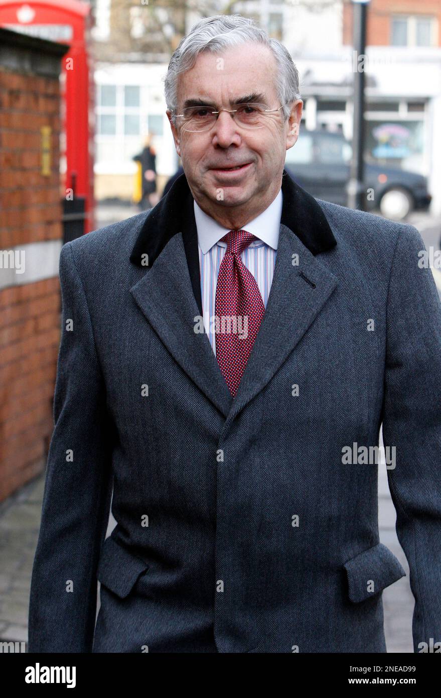 Coroner Dr Paul Knapman arrives at Westminster Coroner Court for the inquest into the death of Fashion Designer Alexander McQueen, in London, Wednesday, Feb. 17, 2010. Fashion designer Alexander McQueen was found hanging in the wardrobe of his London apartment last week with a note left nearby, a British coroner's official told an inquest Wednesday Feb. 17, 2010. No details of the note were released by the coroner's office, which is charged with formally identifying the circumstances of the designer's death. (AP Photo/Kirsty Wigglesworth) Banque D'Images