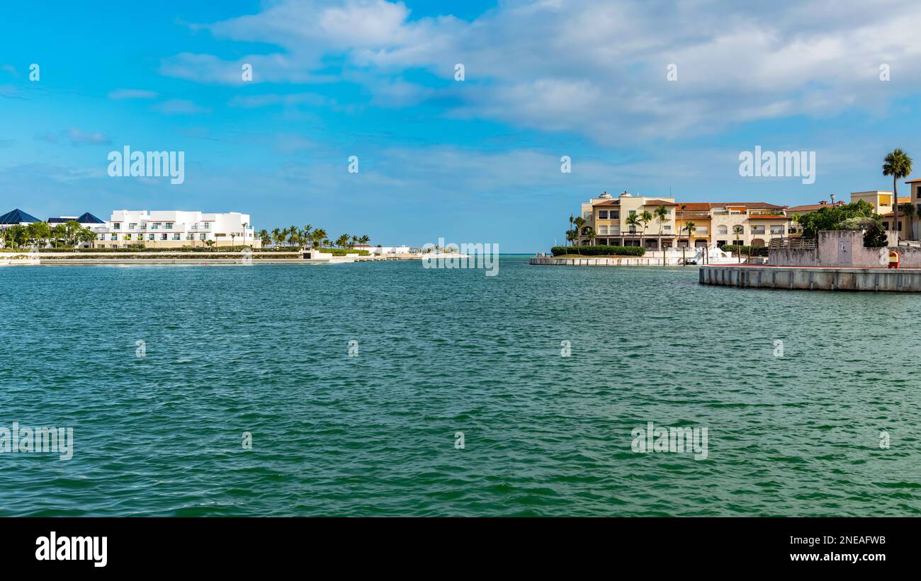 Vue sur le port de plaisance et le front de mer de Cap Cana, Punta Cana, République dominicaine Banque D'Images