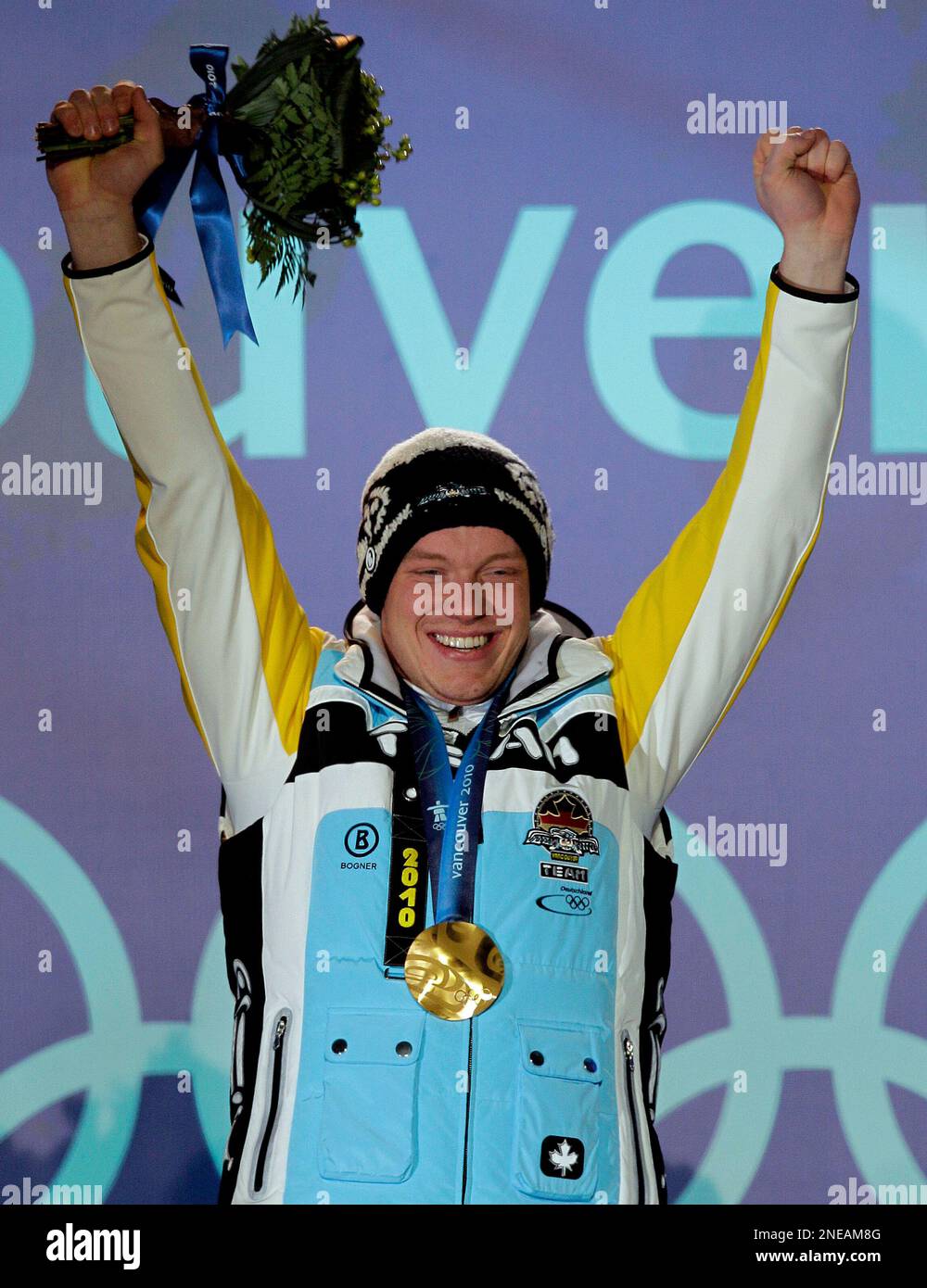 German gold medallist Felix Loch celebrates during the medal ceremony for the men's singles luge competition at the Vancouver 2010 Olympics in Whistler, British Columbia, Monday, Feb. 15, 2010. (AP Photo/Jin-man Lee) Banque D'Images