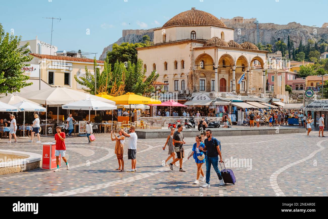 Athènes, Grèce - 29 août 2022 : un valin touristique près de la place Monastiraki, à Athènes, Grèce, avec la mosquée Tzistarakis en arrière-plan Banque D'Images