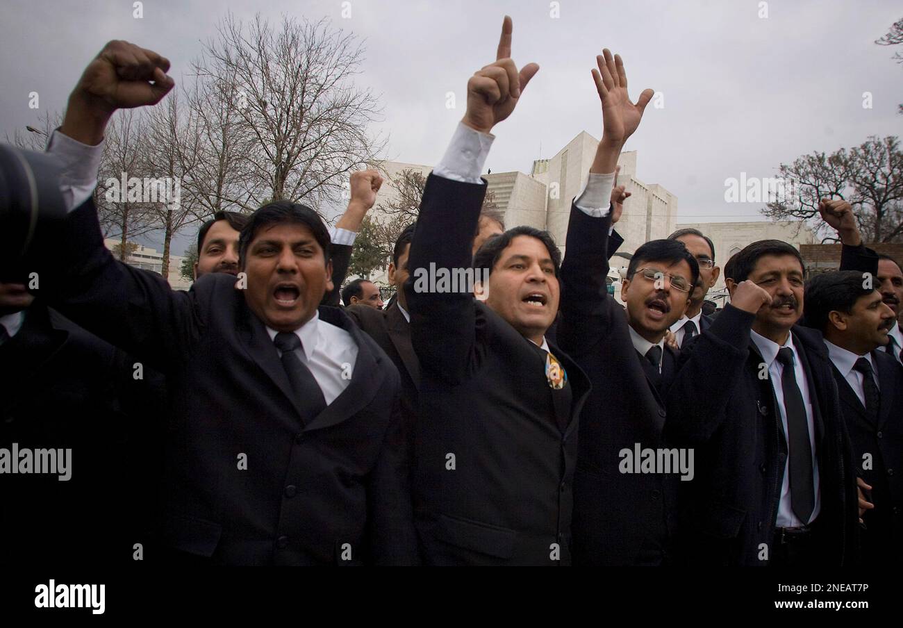 Pakistani lawyers chant slogans during an anti government rally outside supreme court building in Islamabad, Pakistan on Monday, Feb. 15, 2010. Pakistani lawyers and opposition parties rallied across the country to support the judiciary in a renewed confrontation between the chief justice and President Asif Ali Zardari's government over the appointment of judges. (AP Photo/Anjum Naveed) Banque D'Images